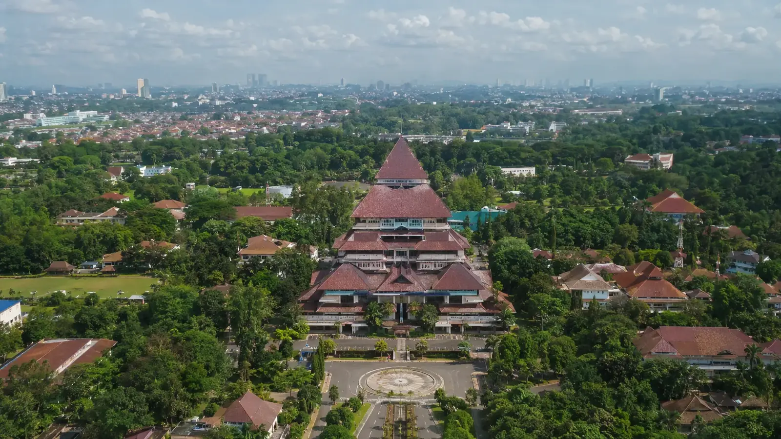 Ilustrasi gedung kampus dan gerbang perguruan tinggi menggambarkan gelombang merger dan konsolidasi pendidikan tinggi di Indonesia.