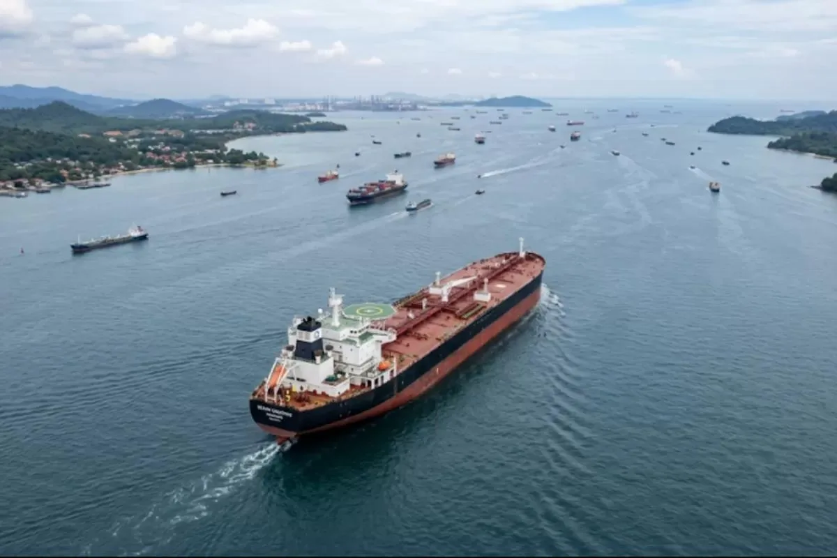 Pemandangan udara kapal tanker besar dan sejumlah kapal kargo melintasi Selat Malaka yang padat lalu lintas pelayaran.